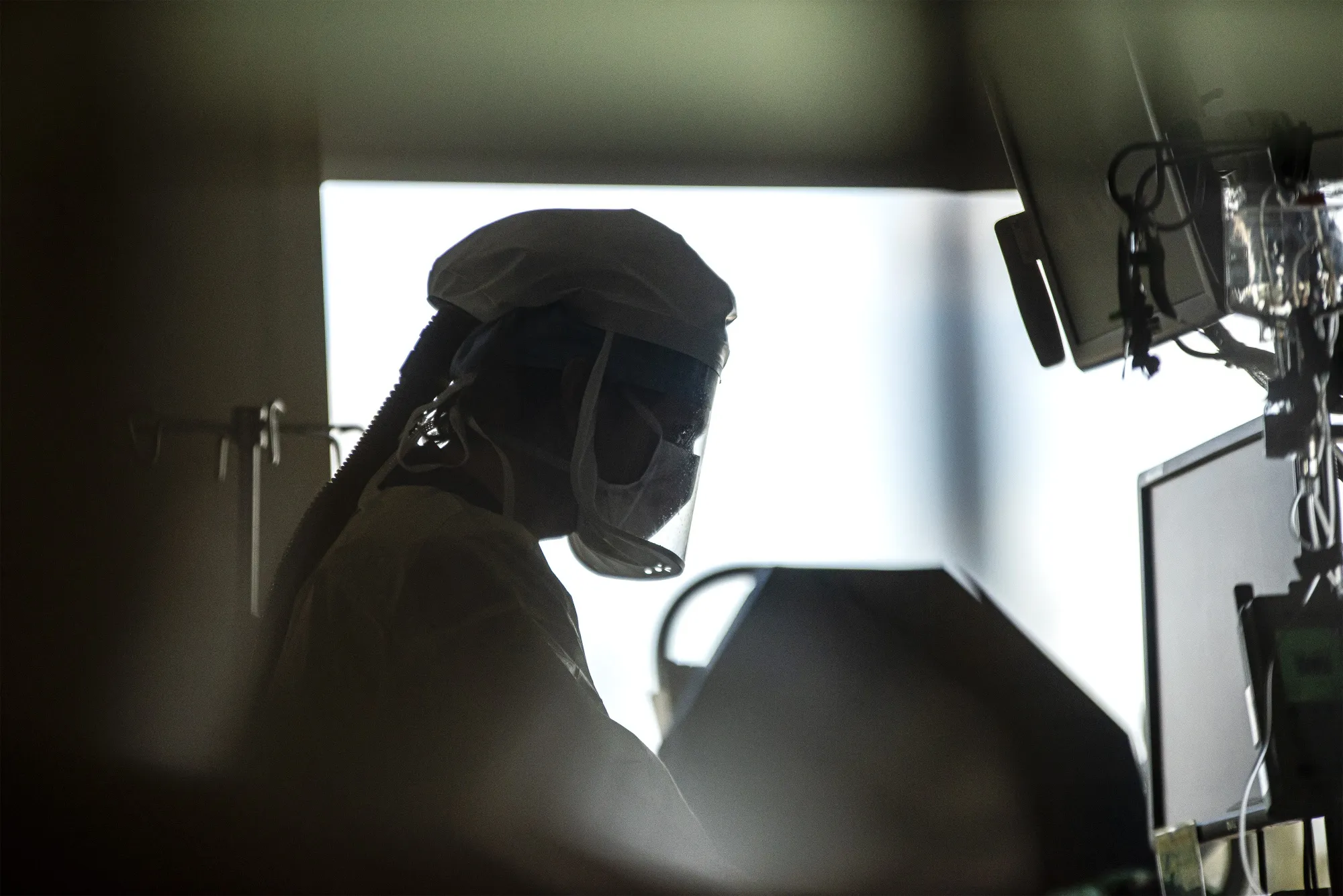 Inside A Covid-19 Ward As U.S. Cases Rise at Slower Pace 