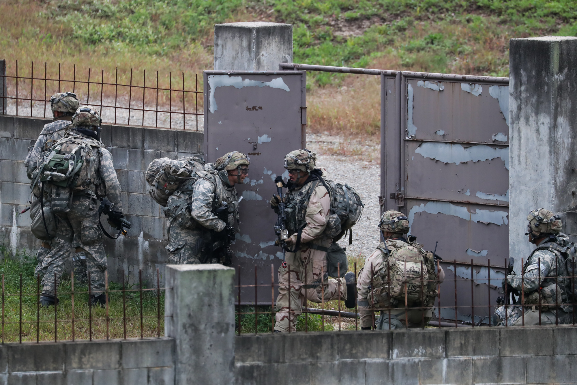 U.S. army soldiers take position behind a wall during Warrior Strike VIII, a bilateral training exercise between the U.S. Army's 2nd Armored Brigade Combat Team, 1st Cavalry Division, and the the South Korean army in Paju, South Korea, on Tuesday, Sept. 19, 2017.&nbsp;