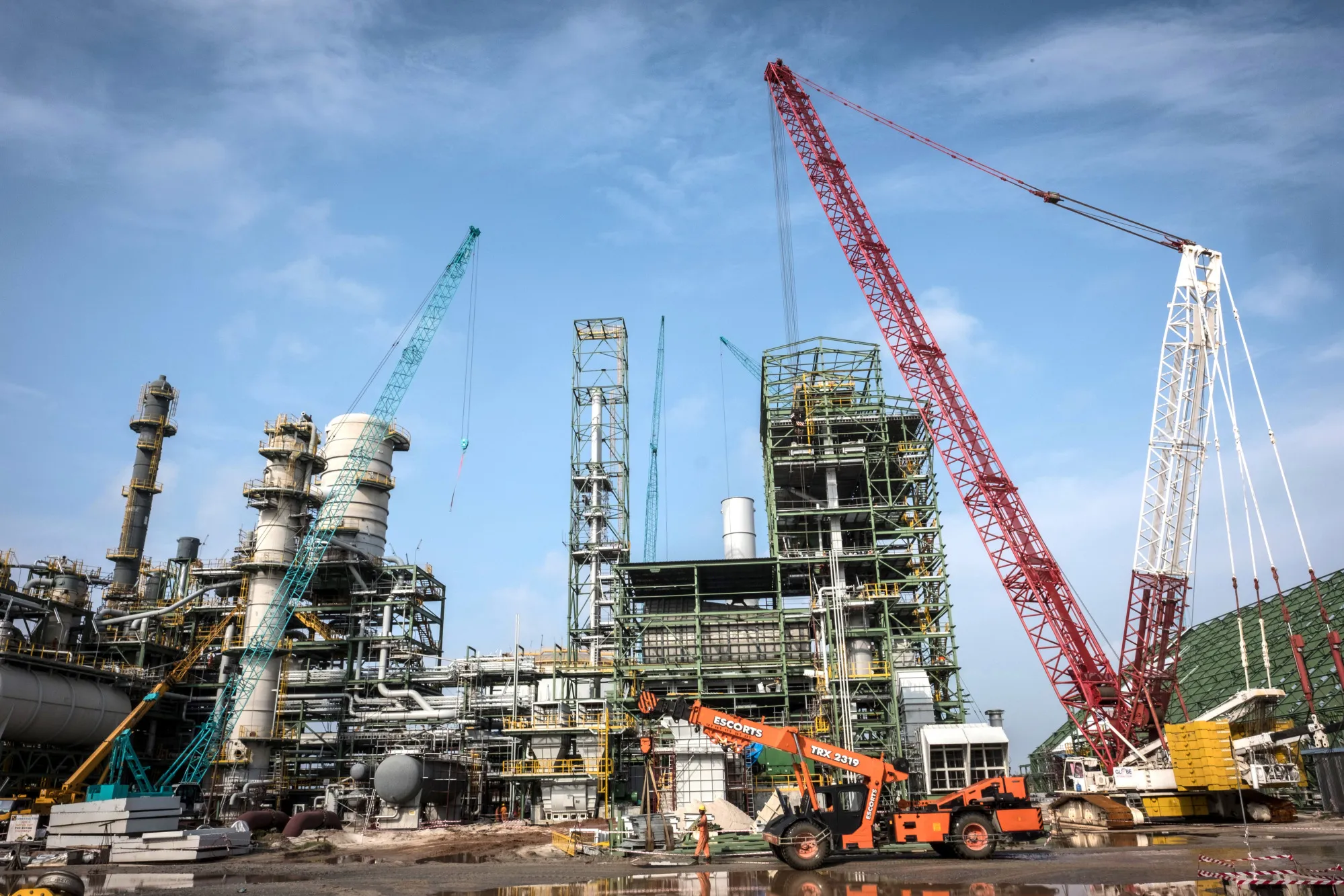 Construction cranes and machinery stand at the under-construction Dangote Industries Ltd. oil refinery in&nbsp;2018.&nbsp;