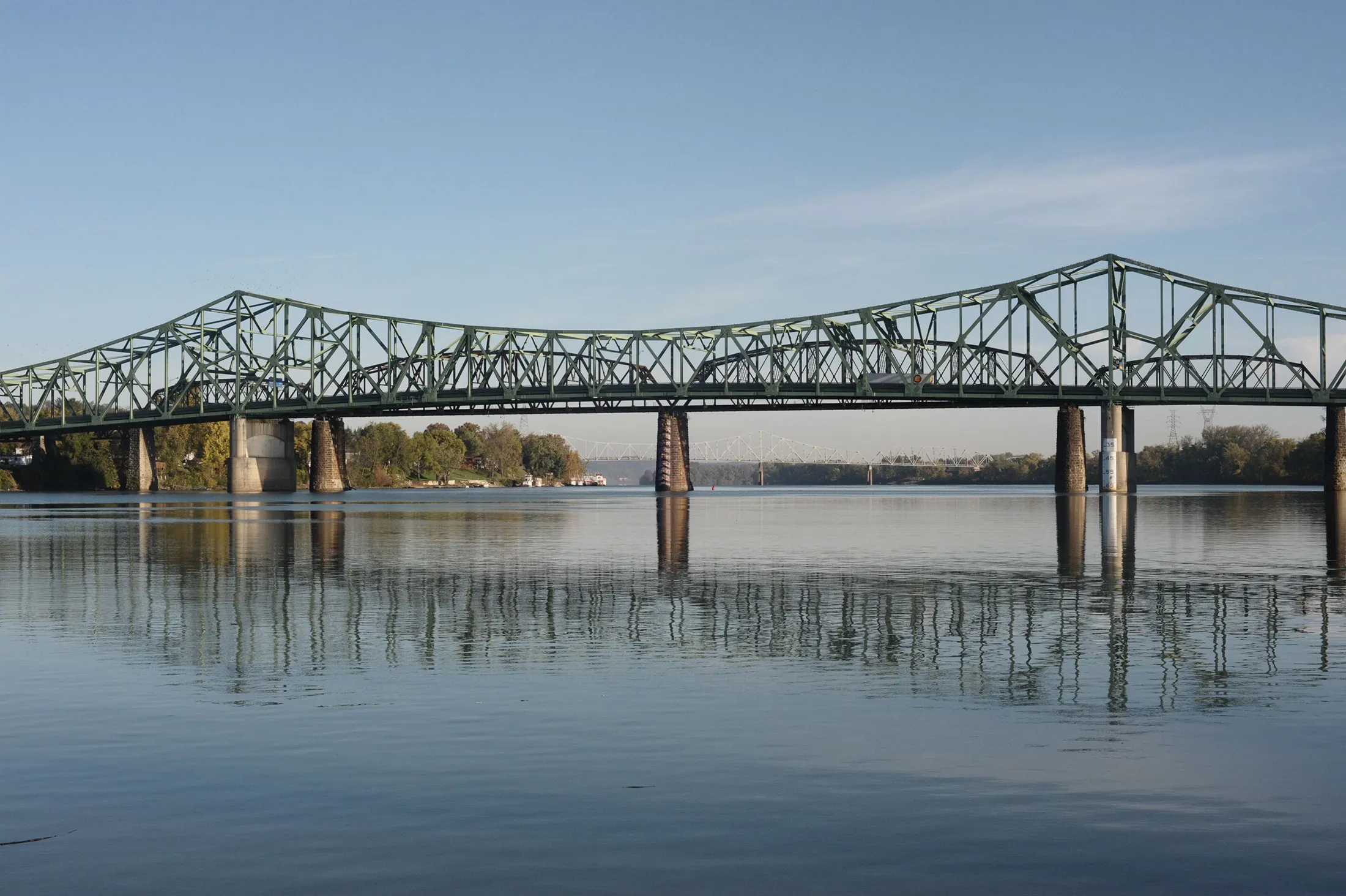 Bridges spanning across the Ohio River are seen between West Virginia and Ohio in&nbsp;Parkersburg, West Virginia on Oct.&nbsp;27, 2017.&nbsp;