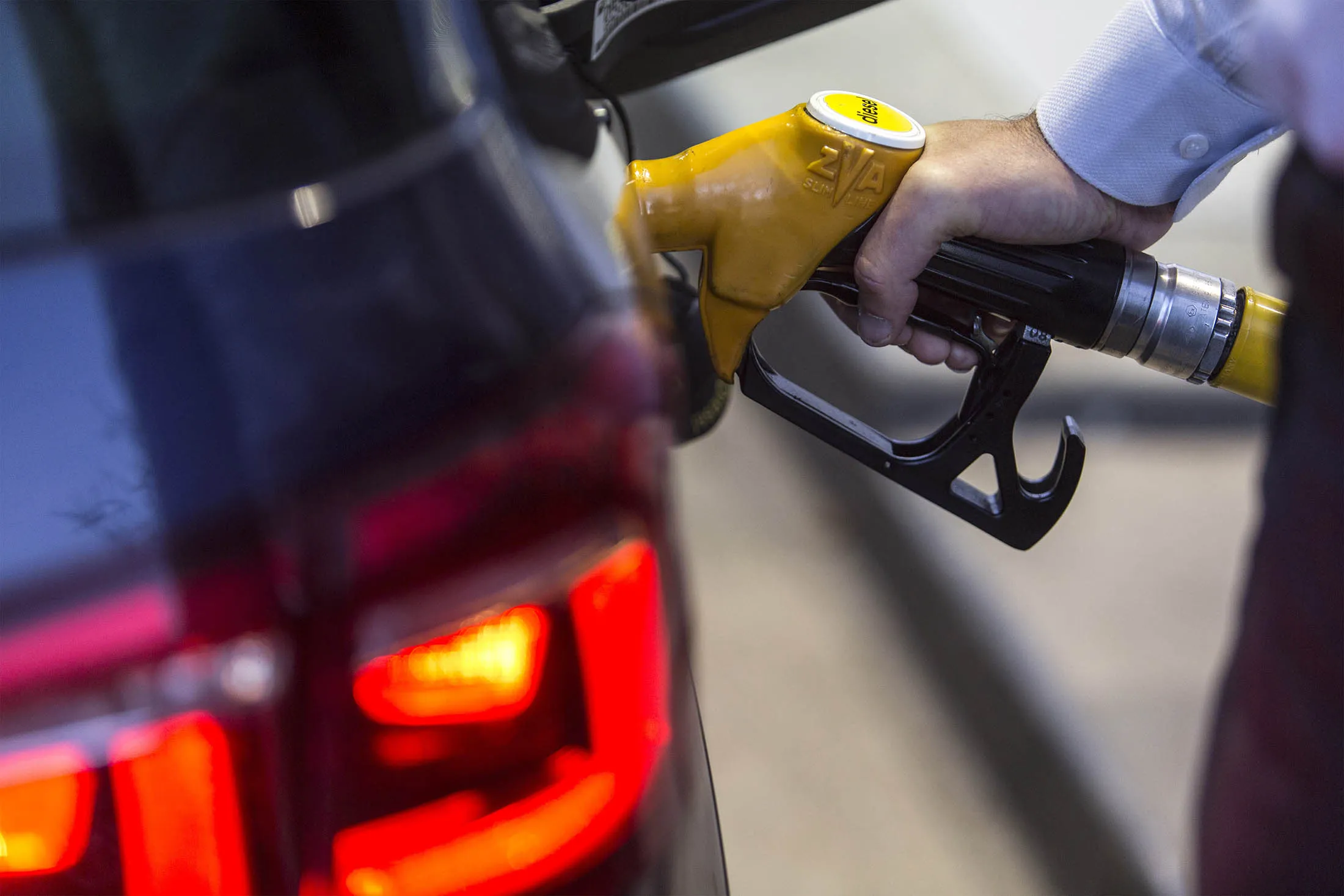 A customer refuels his automobile on the forecourt of a gas station operated by Total SA in Luc-La-Primaube near Rodez, France, on Friday, Dec. 11, 2015. Oil extended declines from the lowest price since February 2009 as Iran pledged to boost crude exports, bolstering speculation OPEC members will exacerbate the global oversupply.
