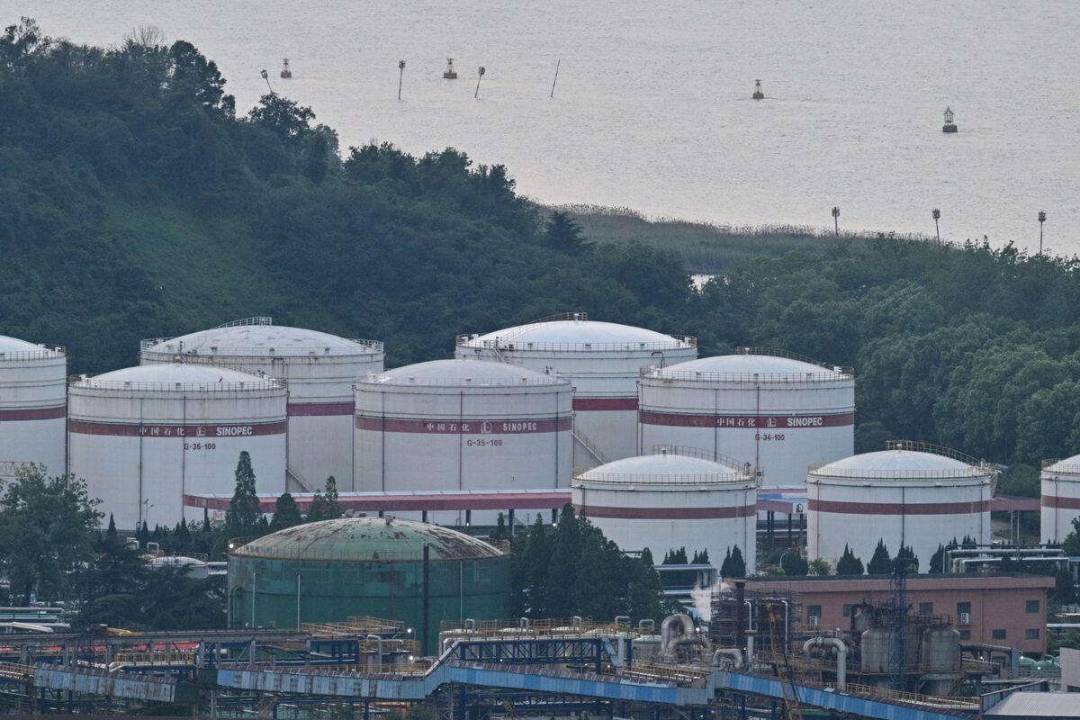 bloomberg.com - Chinese Oil Refiners Slash Output After Crude Imports Plunge