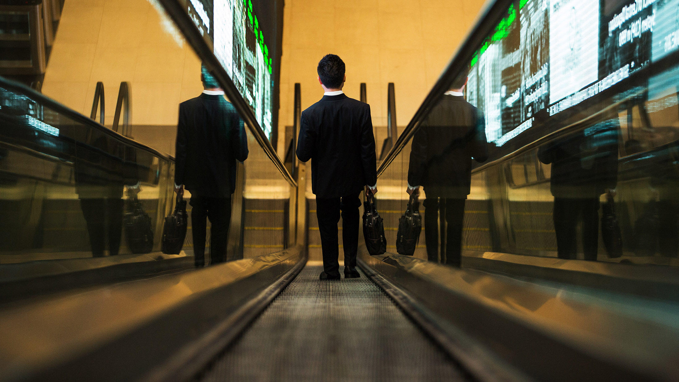 Singaporeans, Worried Over Jobs and Pay, Are the Gloomiest Since 2009 - Bloomberg