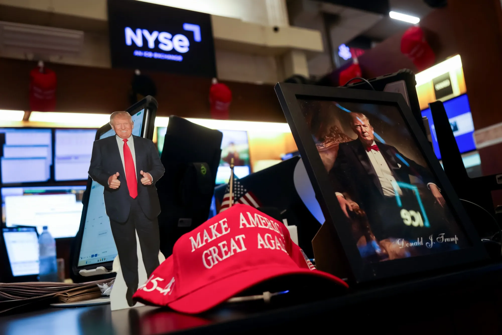 ニューヨーク証券取引所のトレーディングフロアに置かれたトランプ氏のMAGAハット
&nbsp;