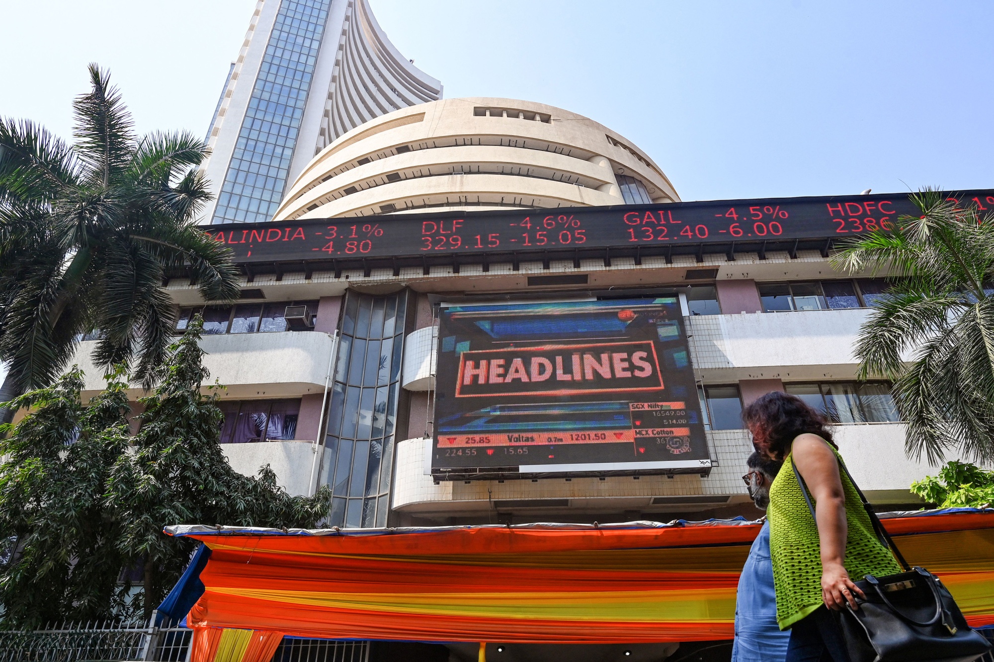 Indian Stocks Plummet as Global Selloff Deepens on Ukraine Risk - Bloomberg