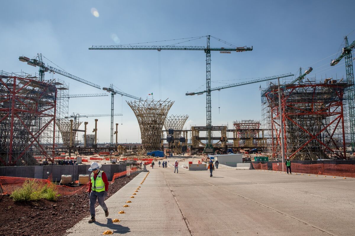 After $9 Billion Writedown, Mexicans Fume Over Airport Chaos - Bloomberg