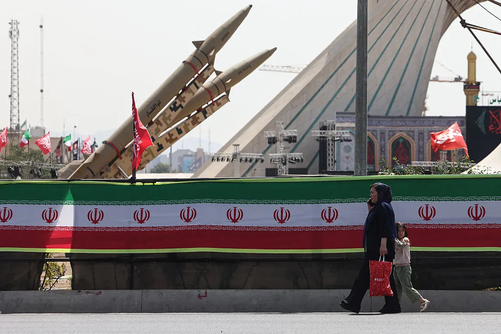 Iran-US war pauses hostilities for a third night as diplomatic efforts ramp up, easing Middle East tensions.