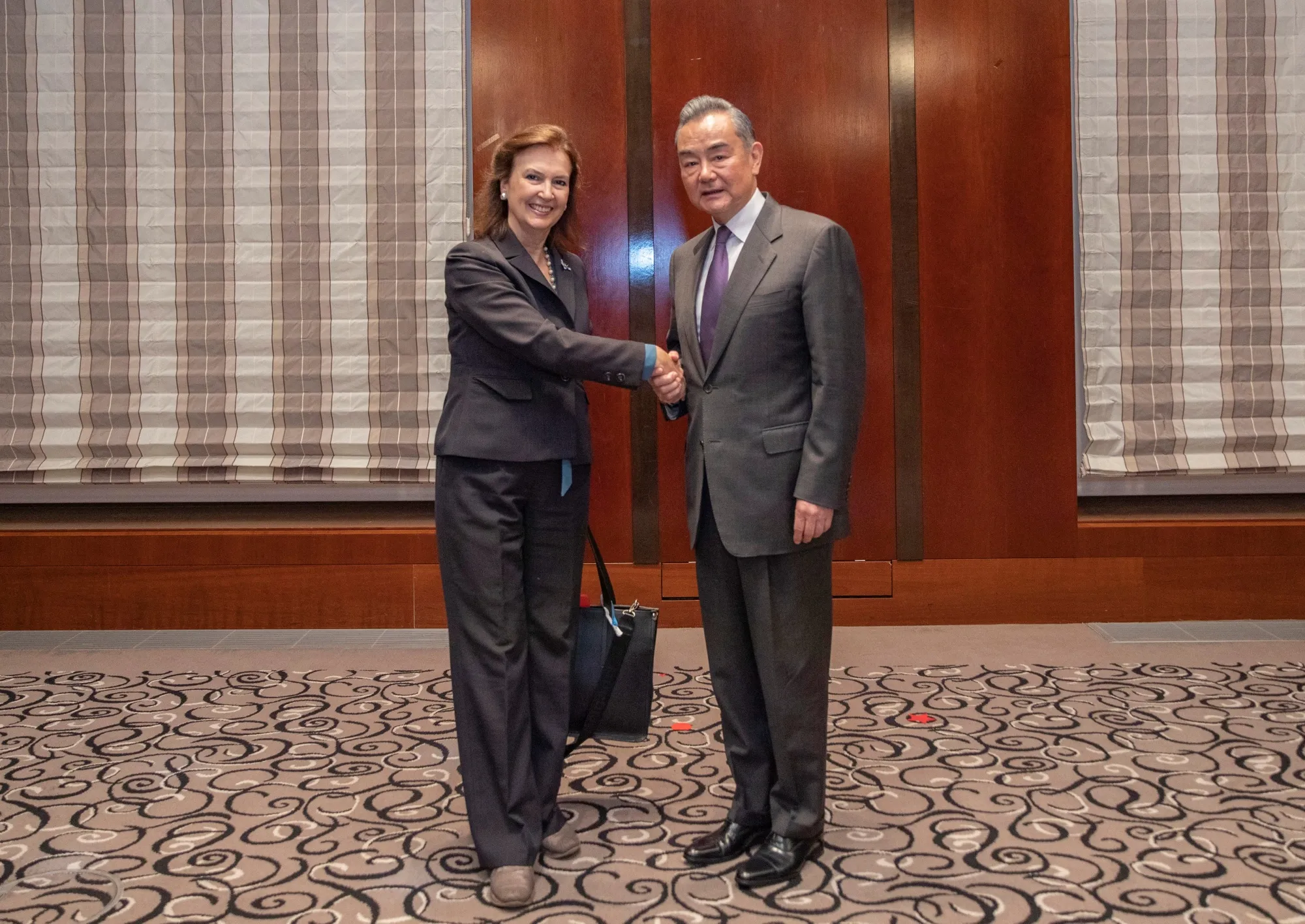 無政府資本主義者のアルゼンチン大統領、中国を前に現実主義に転換 - Bloomberg