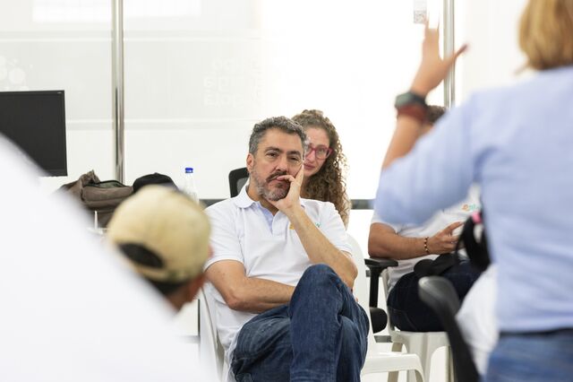 Juan Ricardo Ortega during a meeting with local community leaders and GEB employees in Riohacha.