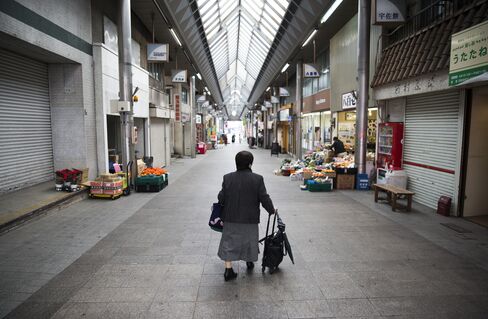 北九州の商店街を歩く婦人