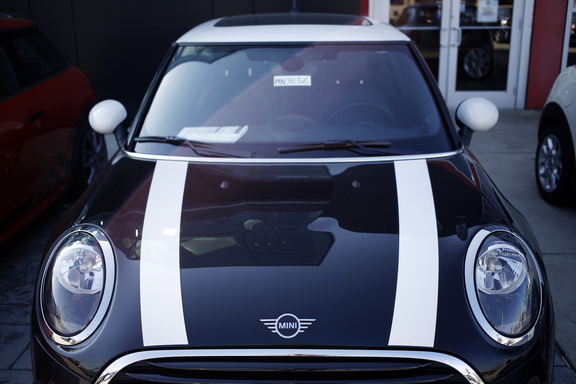 Bmw Pushes On With Uk Made Electric Minis As Brexit Looms Bloomberg