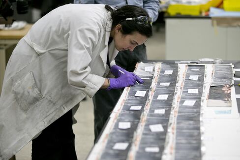 Boeing 787 Battery Woes Stump Investigators Prolonging Grounding