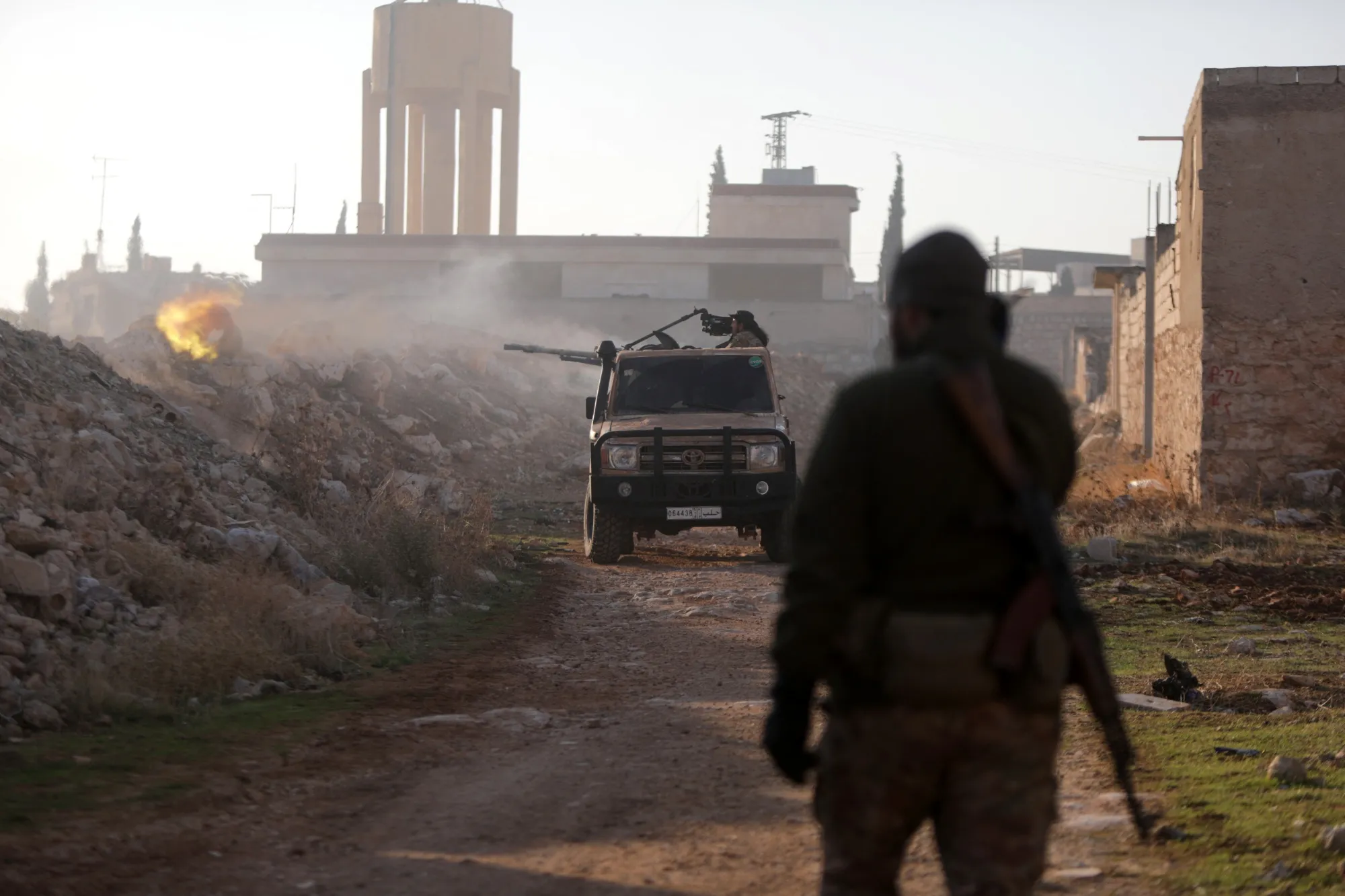 シリア反政府勢力が進軍、アサド氏とイランは厳しい選択－今後を読む