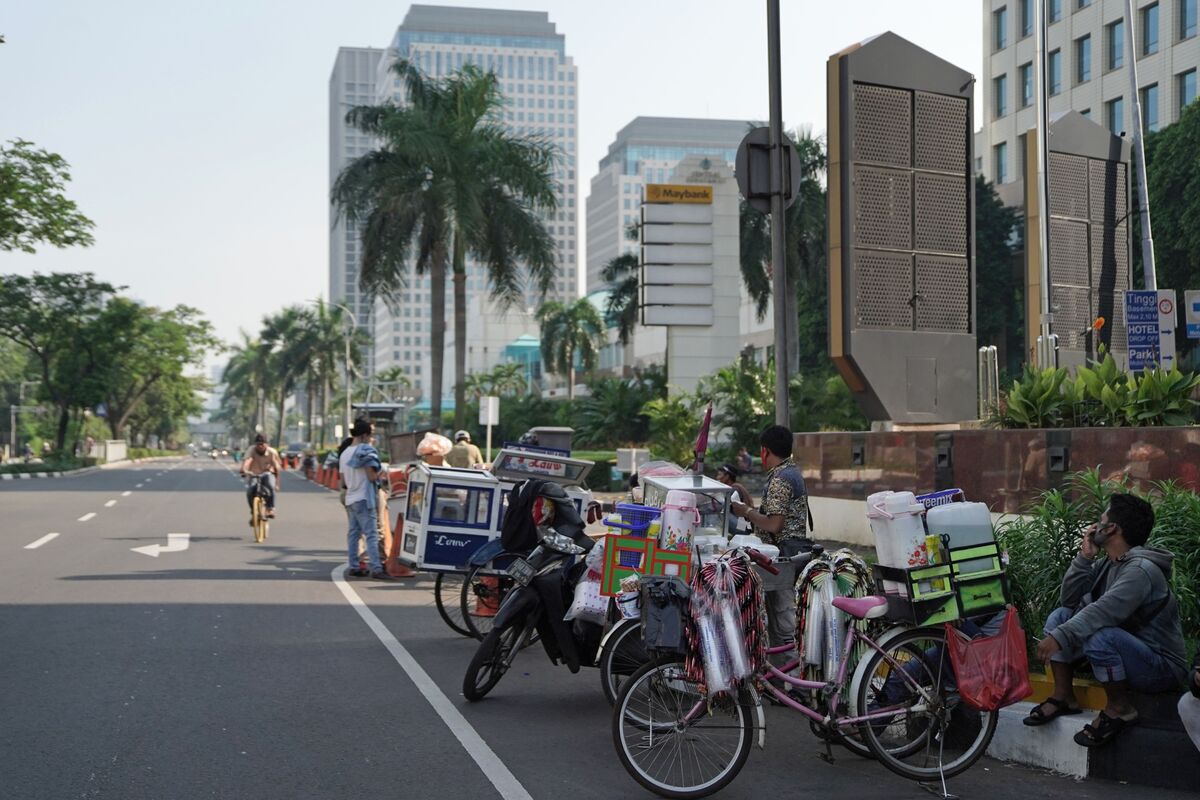 Indonesia Slips To First Recession In 22 Years Amid Outbreak - Bloomberg