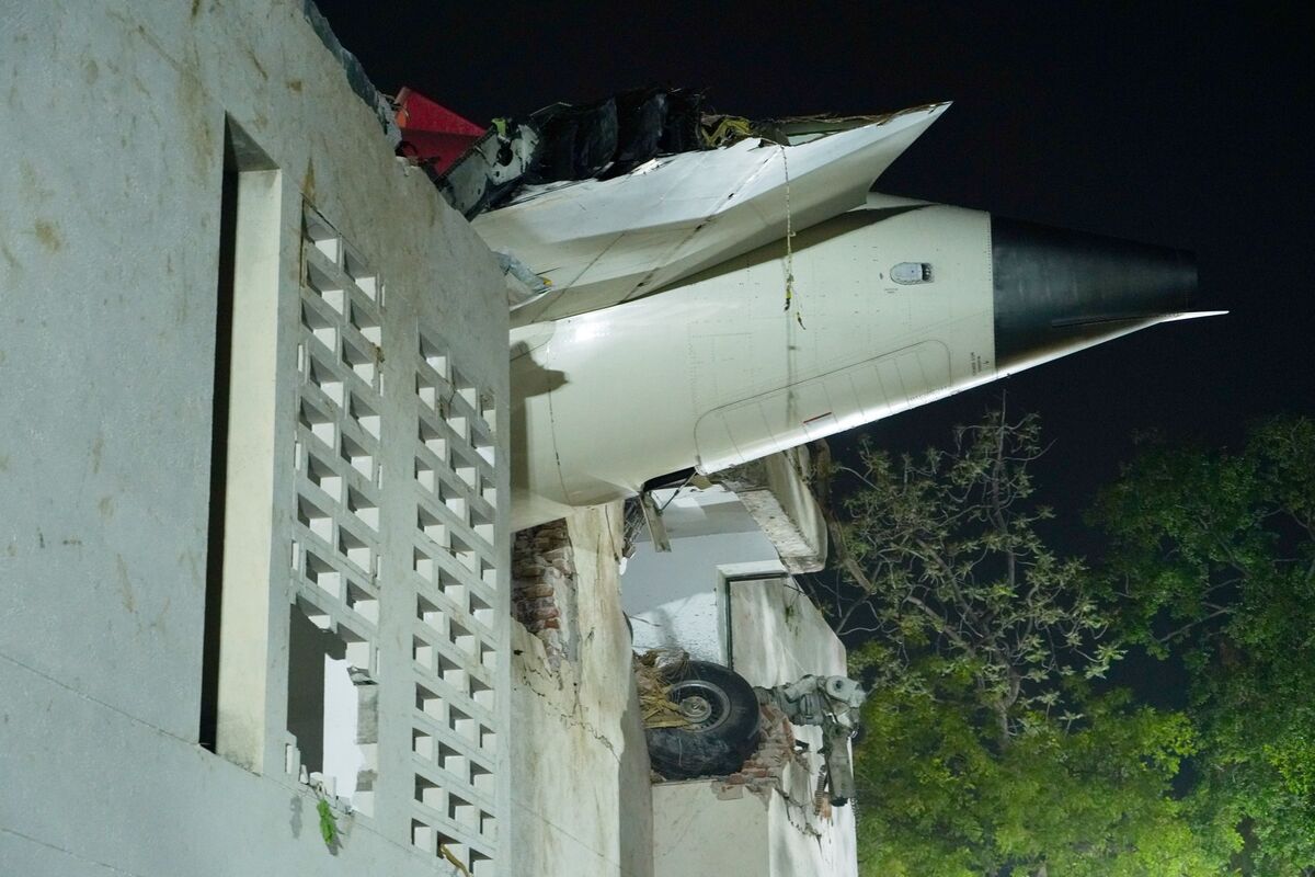 🟪"Tragedia al Salone Aeronautico di Parigi: il CEO di Boeing annulla la partecipazione dopo il disastro dell'Air India"