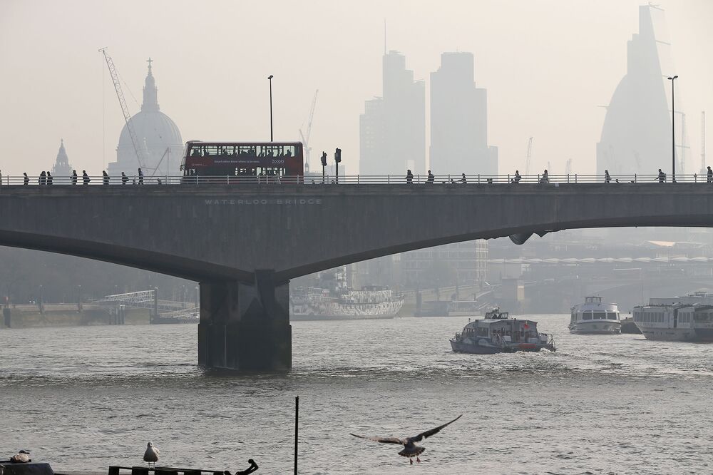Londonâs Waterloo Bridge on a smoggy day.