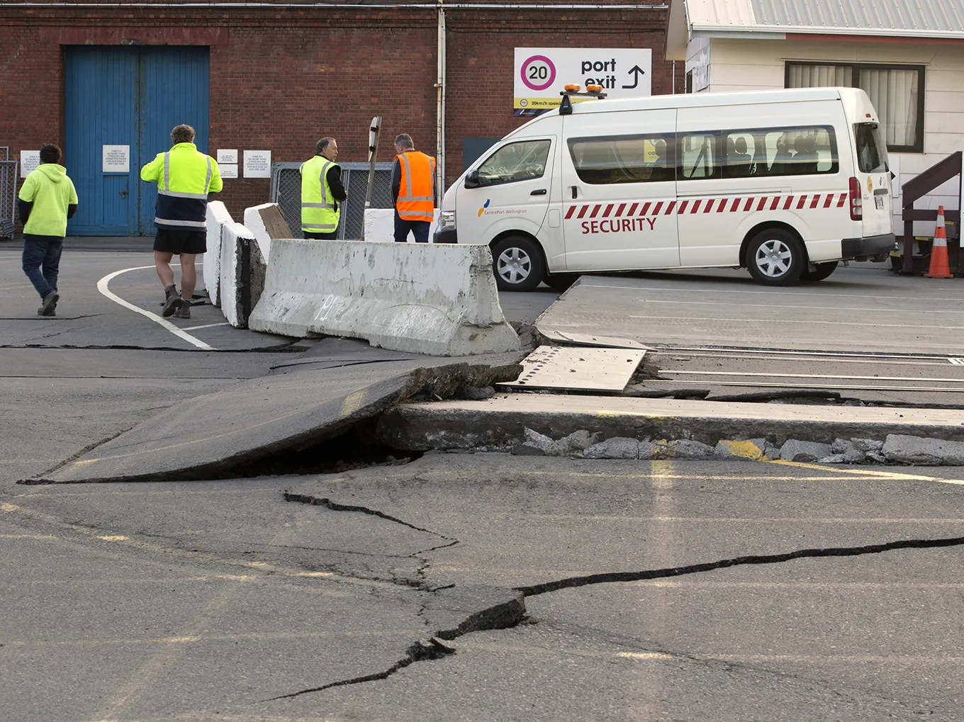 ニュージーランドでM7超の地震、2人死亡－広範囲に被害 - Bloomberg
