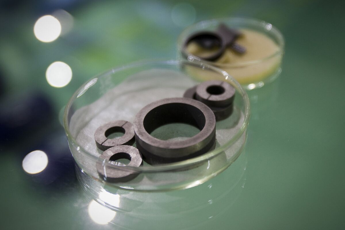 US Looks to Invest in Rare-Earth Magnet Maker in Race With China