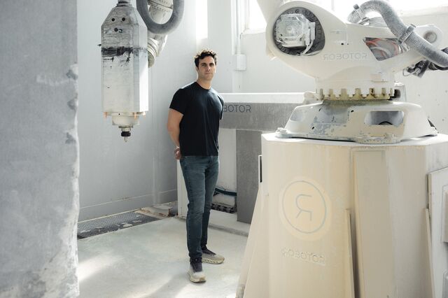 Massari at a Robotor carving studio in Carrera.