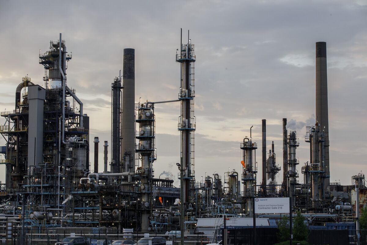 Imperial Oil to Cut 20% of Workforce by 2027 Amid Crude Market Downturn