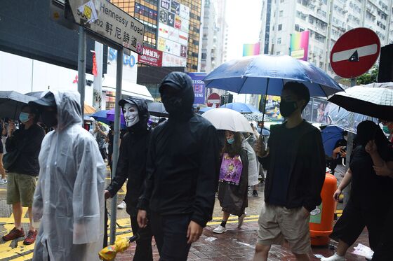 Thousands of Hong Kong Protesters Ignore Mask Ban as Violence Resumes
