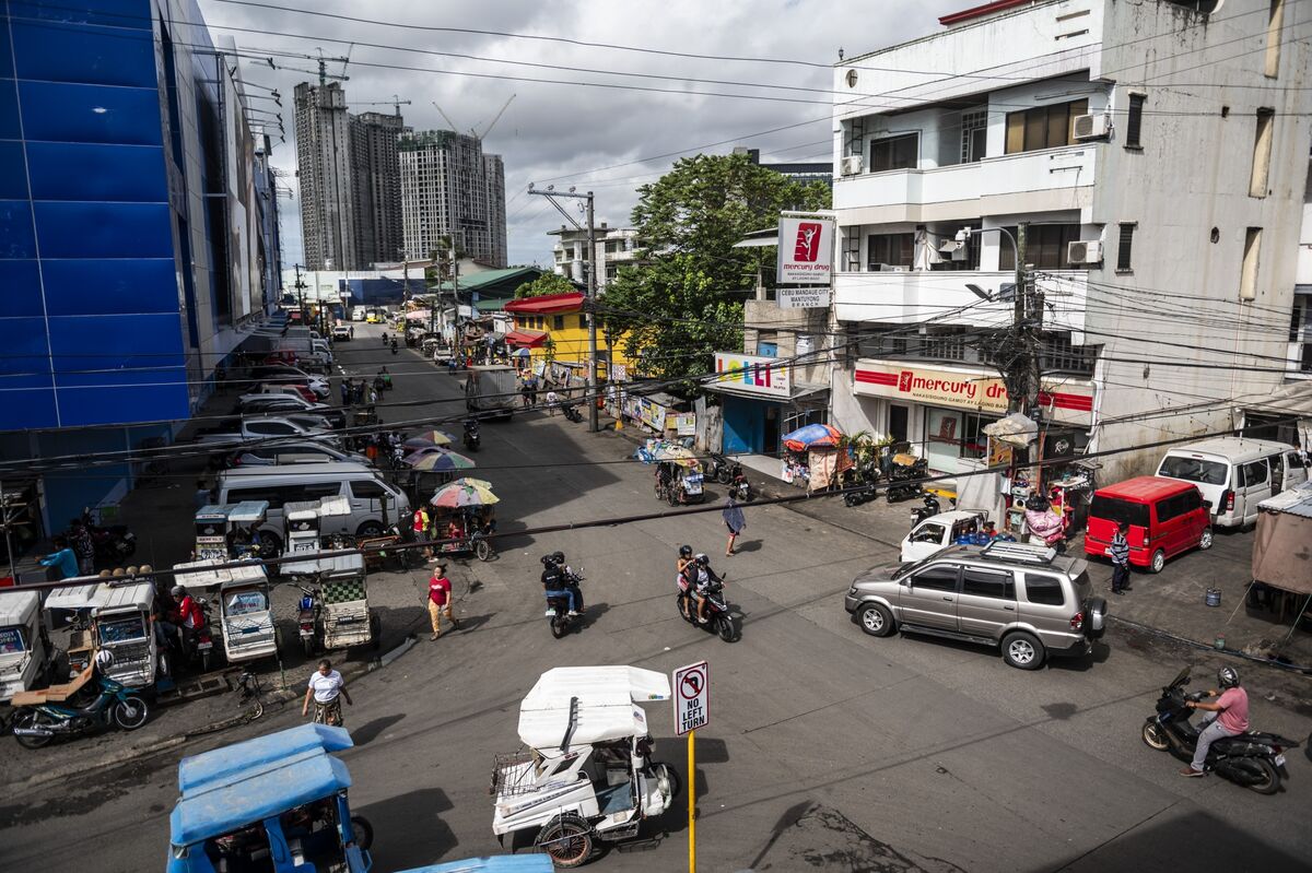 Philippines May Cut Key Rate by Up to Half Point This Year - Bloomberg