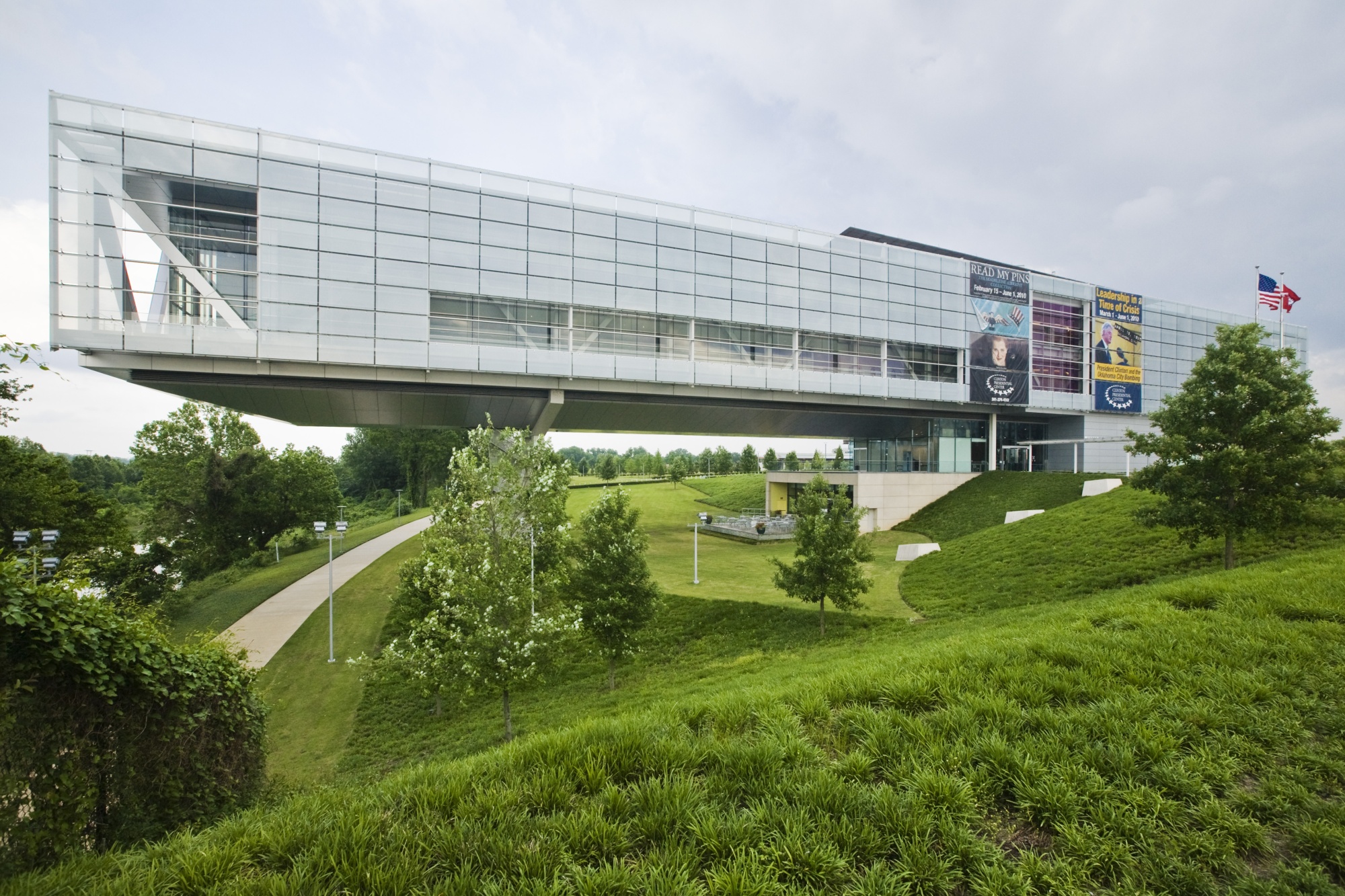 (GERMANY OUT) William J. Clinton Presidential Library (Bill Clinton Library). (Photo by Rolf Schulten/ullstein bild via Getty Images) Photographer: ullstein bild/ullstein bild