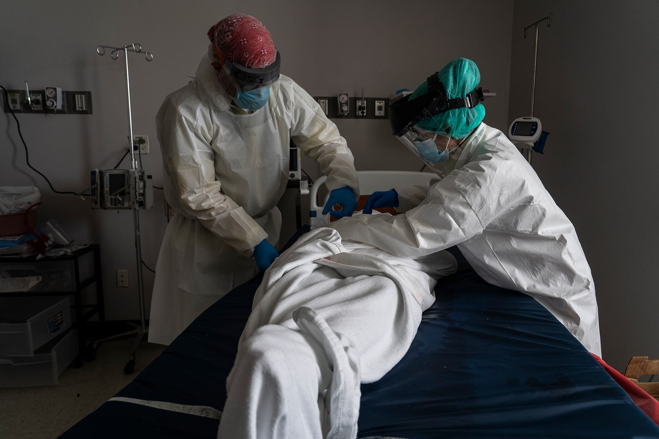 Medical staff&nbsp;wrap a deceased patient with bed sheets in the Covid-19 ICU&nbsp;at a hospital in Houston, Texas, in June.&nbsp;
