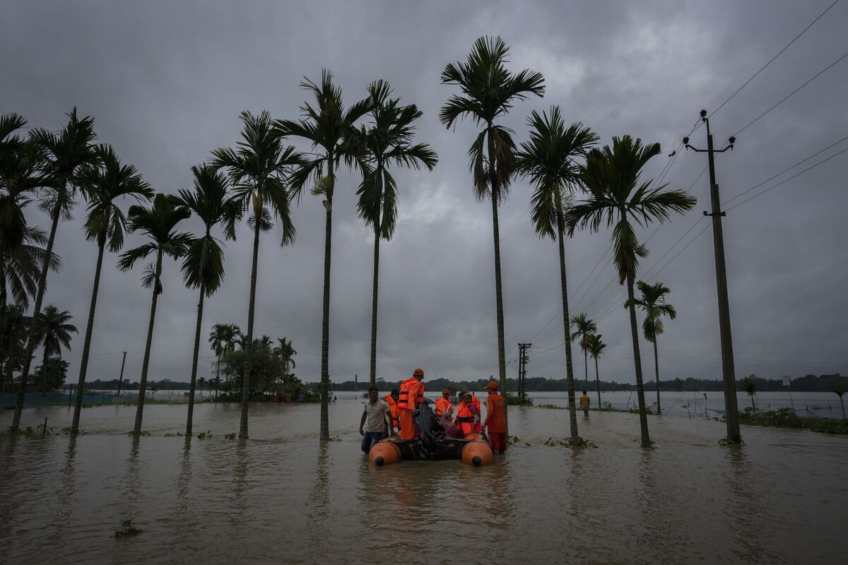 59 dead, millions stranded as floods hit Bangladesh, India » Capital News
