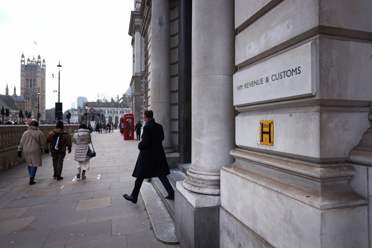 UK Posts Record Fiscal Surplus in Pre-Budget Boost for Hunt