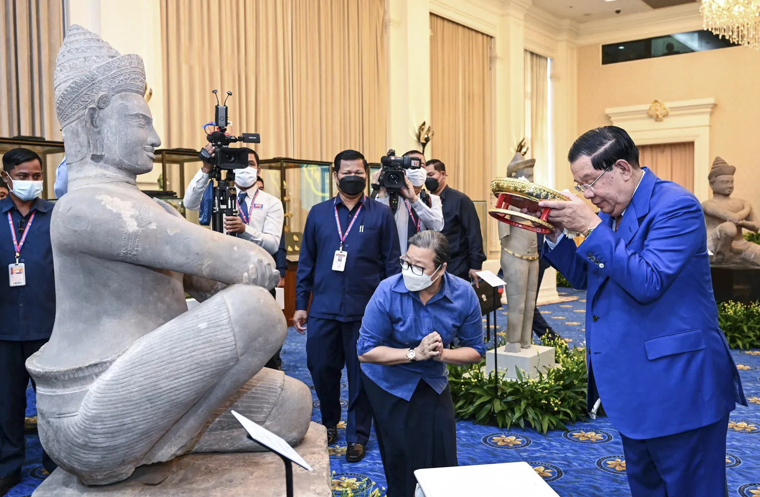 Cambodian&nbsp;Prime Minister Hun Sen&nbsp;prays in front of a repatriated statue during a ceremony at the Peace Palace in Phnom Penh.