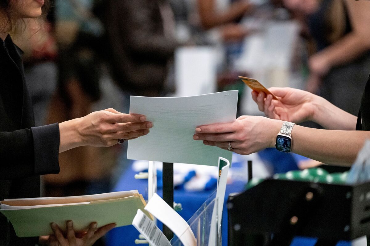 US Initial Jobless Claims Edge Up to 224,000 in Goldman Analysis