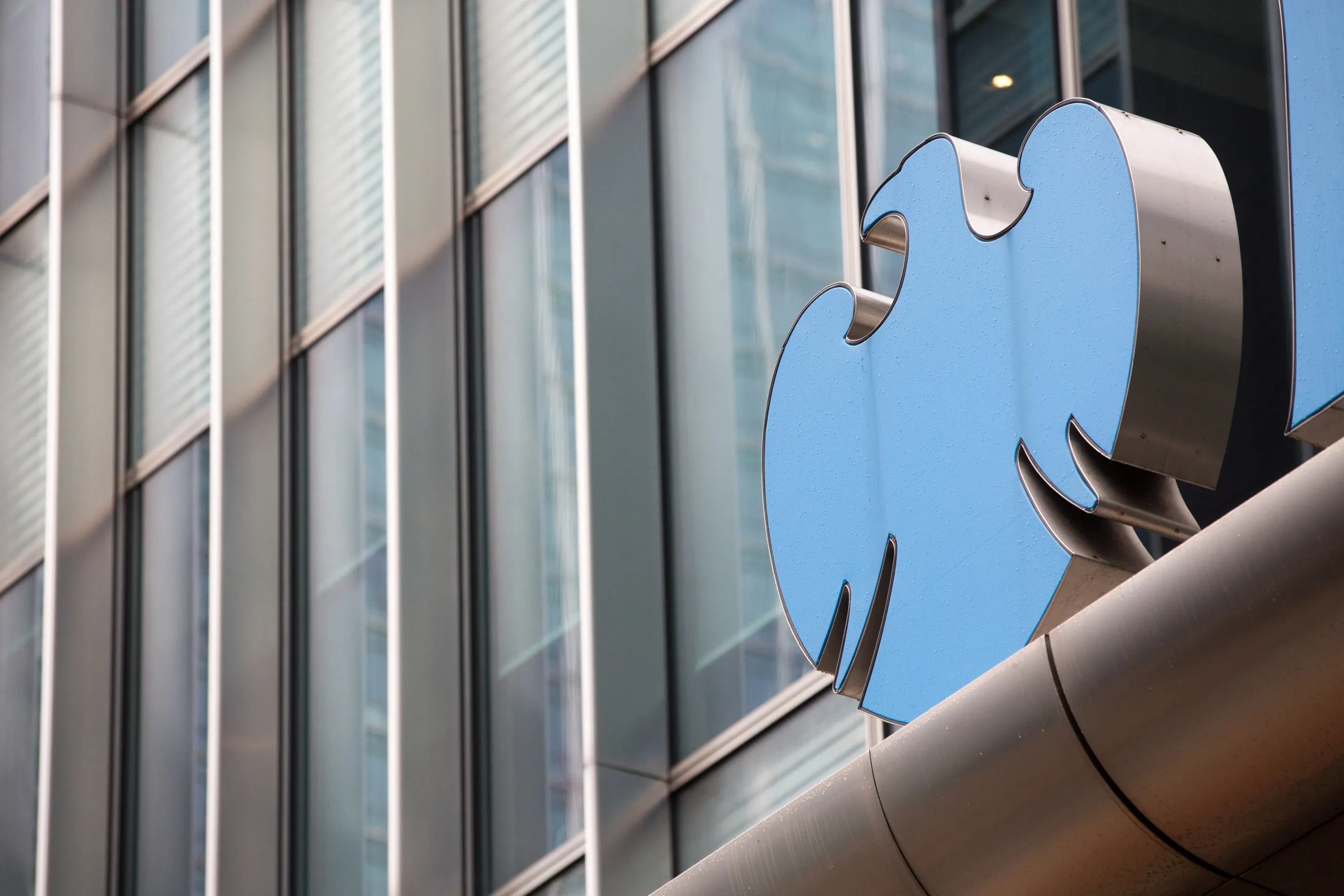 Barclays Tops Estimates as Traders Shine in Volatile Markets - Bloomberg