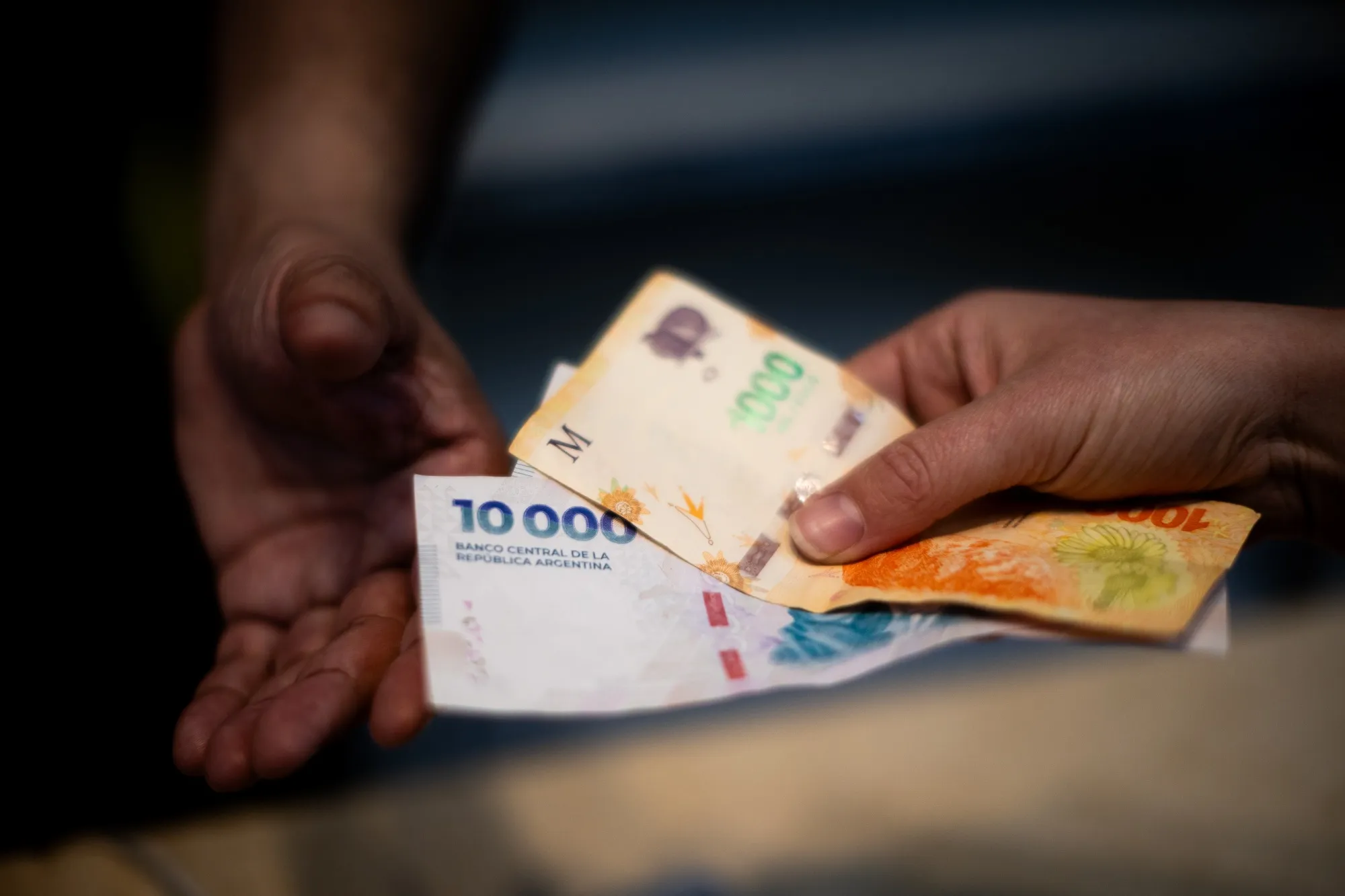 Argentinos desafían a Bessent y apuestan a una devaluación