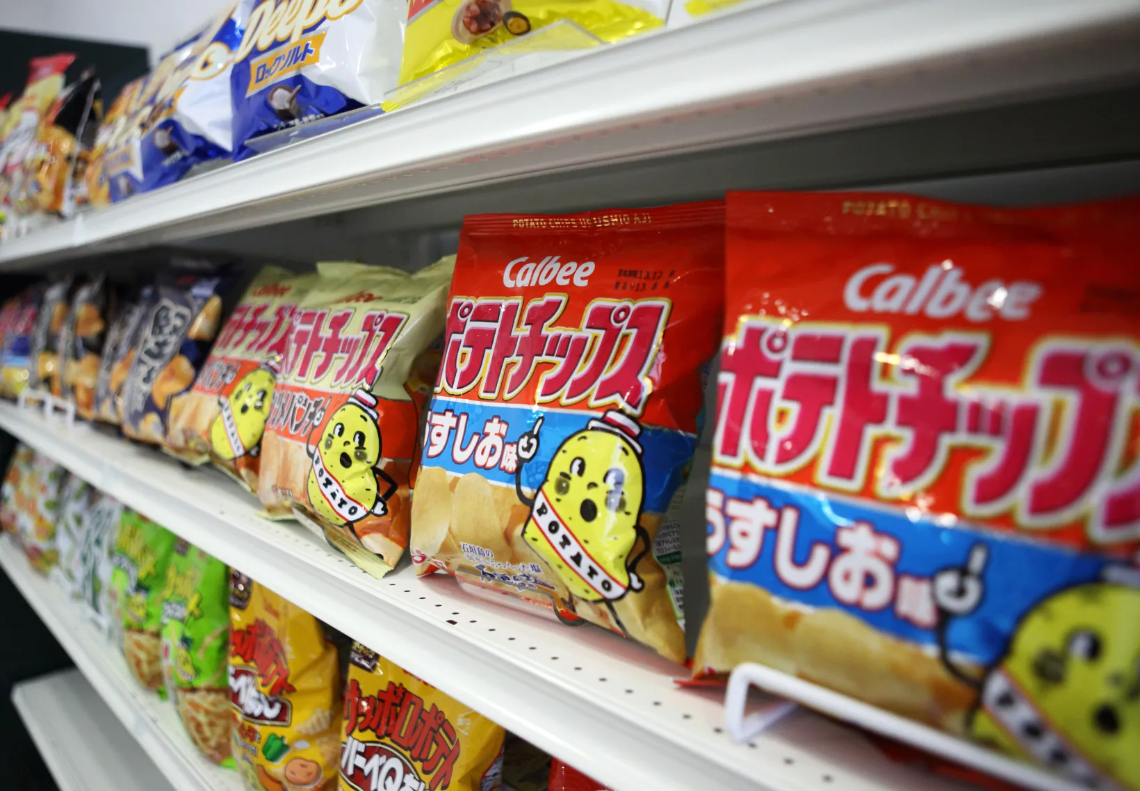 商品棚に並んだカルビーのポテトチップス
