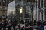 Shoppers wait in line at the Fifth Avenue Apple Store in New York, U.S., on Monday, Dec. 27, 2021.&nbsp;