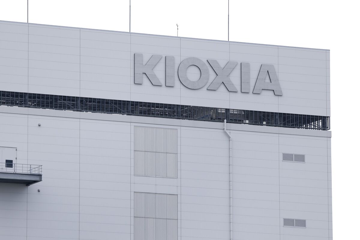 キオクシアホールディングスの事業会社、キオクシアと米サンディスクは30日、北上工場（岩手県北上市）の第2製造棟の稼働を開始したと発表した。キオクシアの渡辺友治副社長は、人工知能（AI）関連でフラッシュメモリーの需要は高まっているとの見方を示した。 