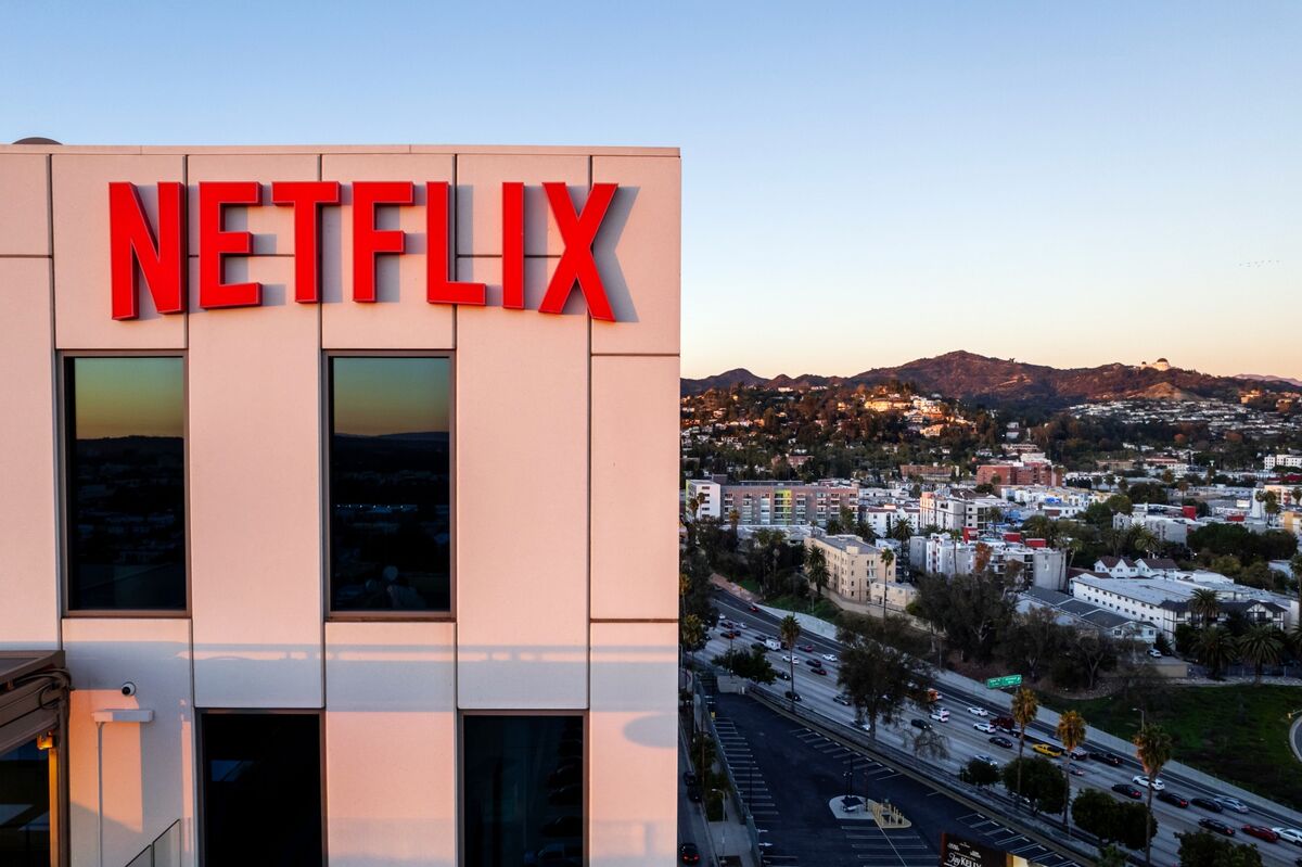 Netflix Is Looking to Borrow Heavily Again to Fund Warner Bros. Deal - Bloomberg.com image
