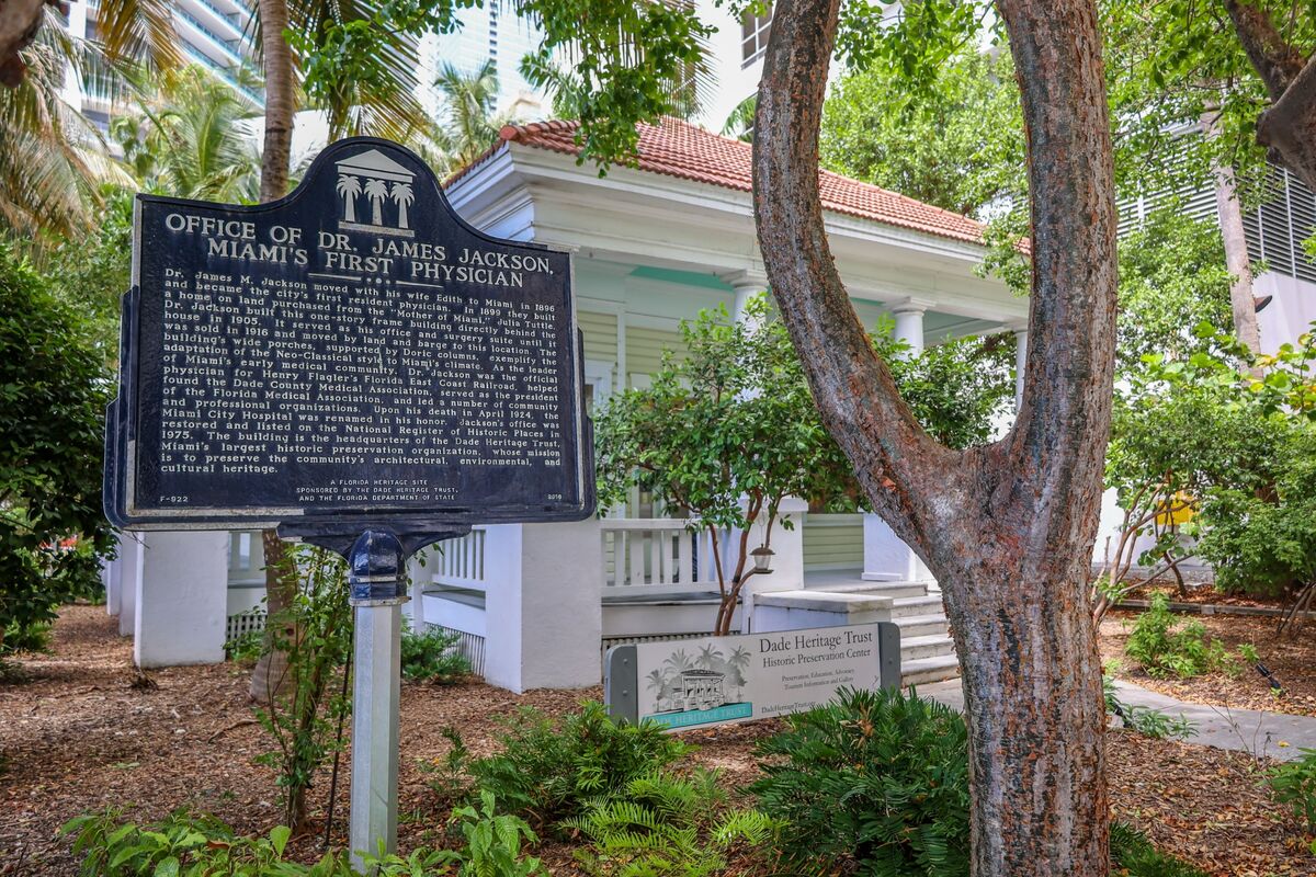 Griffin Wants to Buy an Old Cottage Across From New Headquarters