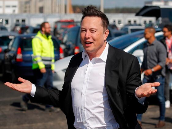 Musk Urges Tesla Staff to Pinch Pennies, Buoy Surging Shares