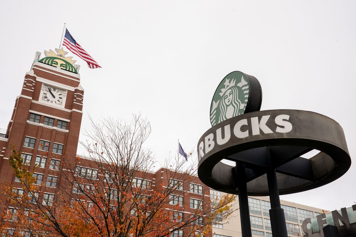 Starbucks, Maliyet Azaltma Çabalarında 300 Daha Fazla Kurumsal Görevi Kesecek