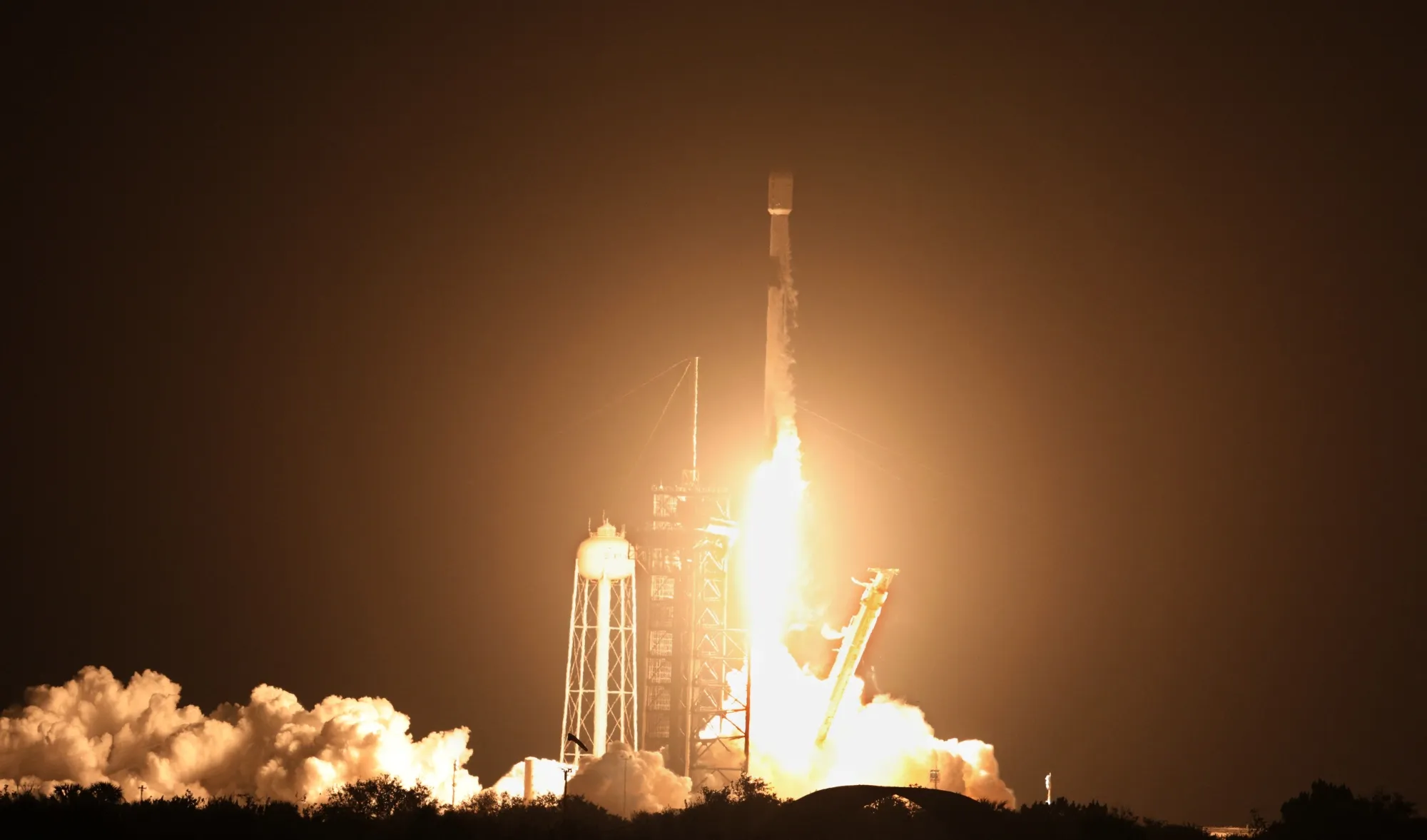 スペースXのロケット部品、月面に衝突－宇宙空間を1年半漂流後 - Bloomberg