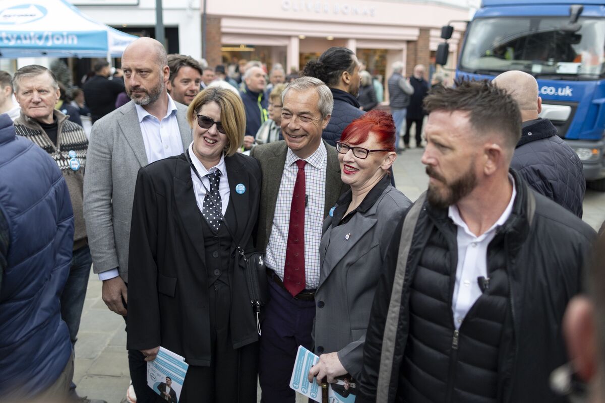 Nigel Farage’s Rise Drives Cracks in Britain’s Two-Party System