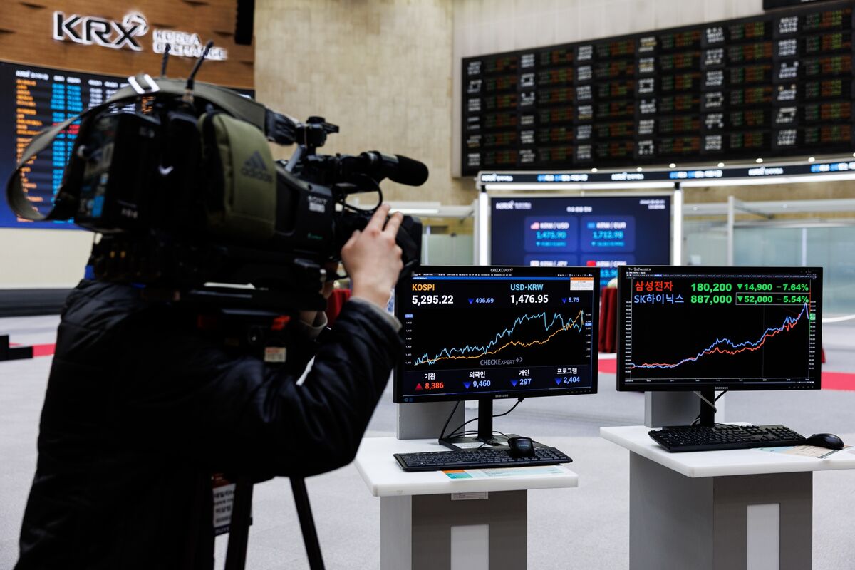 
                            Korean Stocks Rebound as Chipmakers Gain after Record Selloff