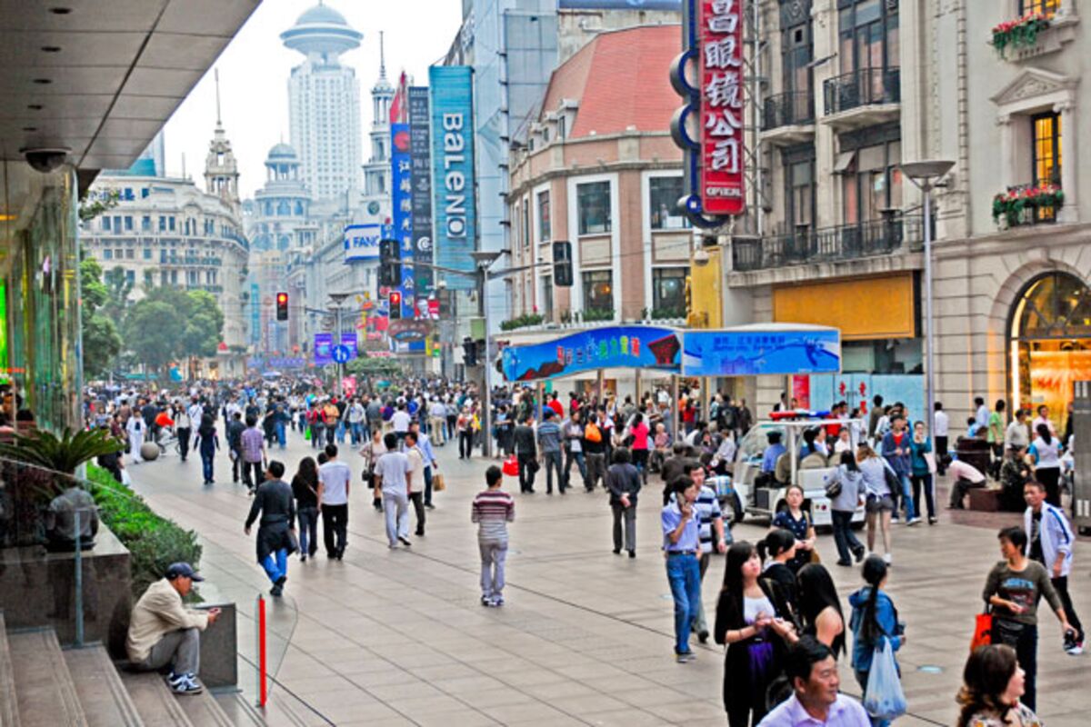 Nanjing road. Нанкинская улица в Шанхае магазины. Нанкин роуд в Шанхае. Шанхай рынок. Нанкинская дорога.