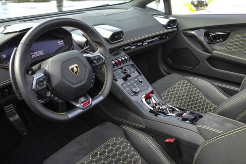 コックピットを連想させる車内。フラットボトムのハンドルは目を引くレモンイエローのステッチ入り。スタートボタンは赤いフリップケージの下にある