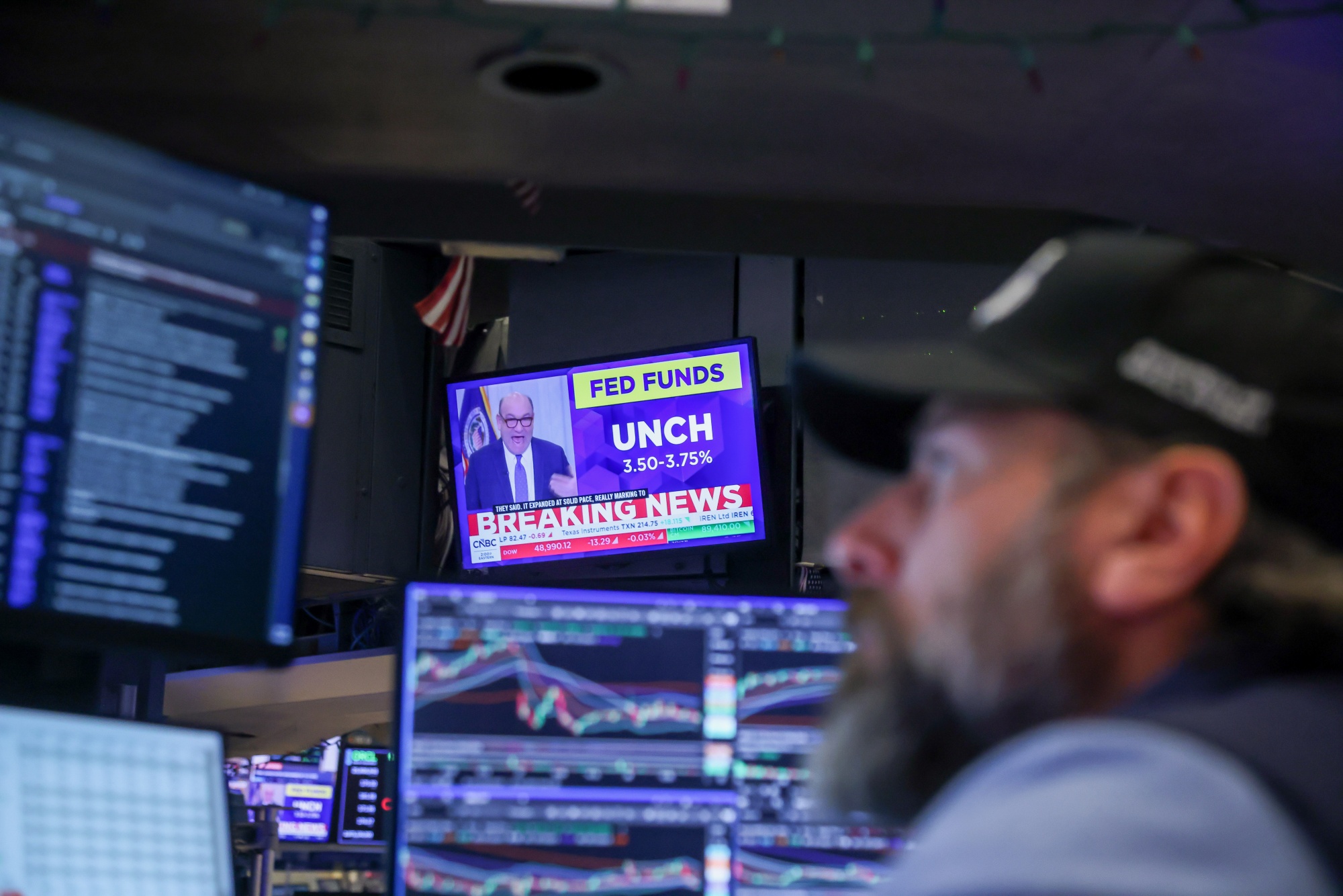 A television station broadcasts the Federal Reserve's decision to hold rates after a Federal Open Market Committee (FOMC) meeting on the floor of the New York Stock Exchange (NYSE) in New York on Jan. 28. Photographer: Michael Nagle/Bloomberg