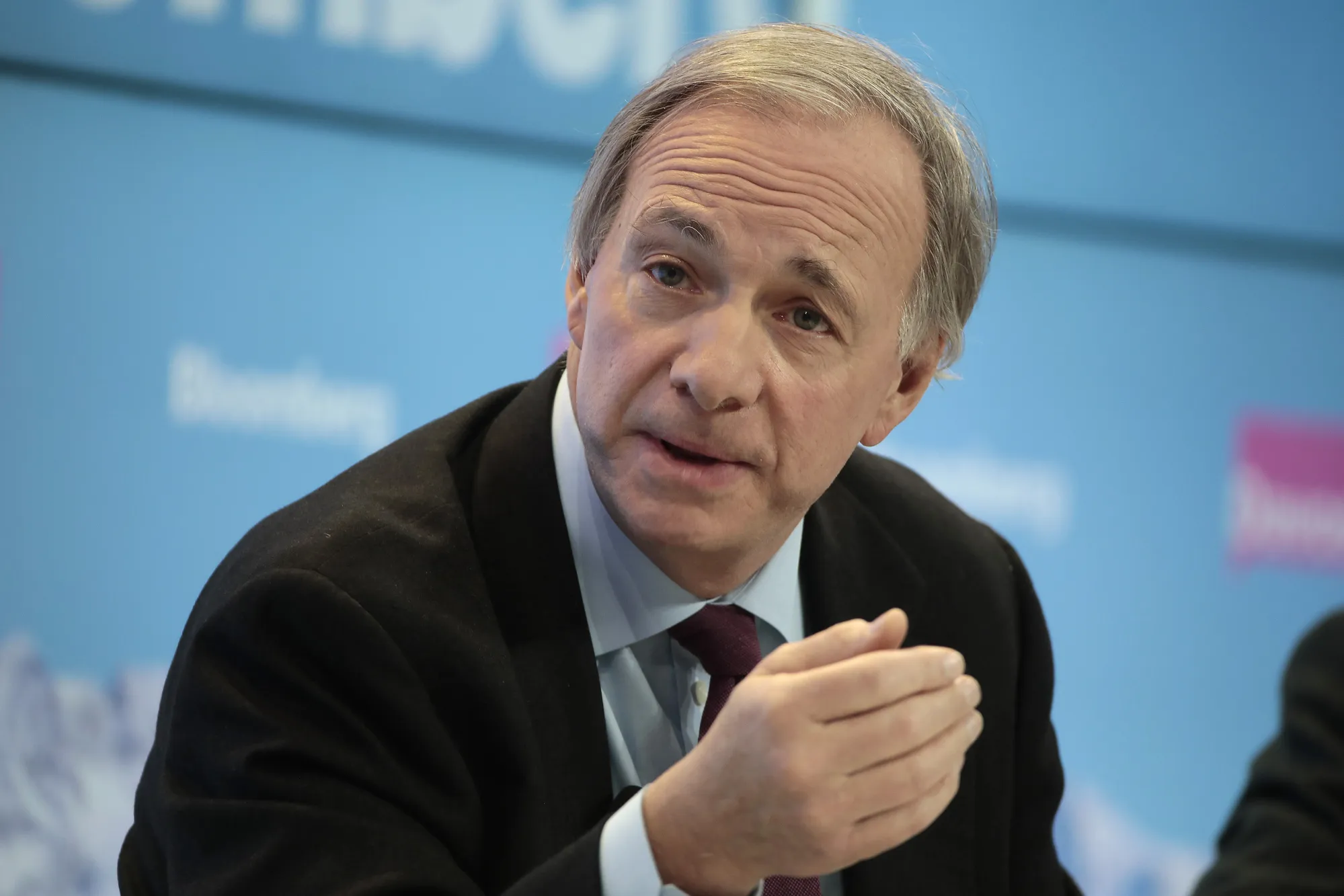 株式・債券の下げ「想定内の調整」－ブリッジウォーターのダリオ氏 - Bloomberg