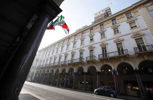 Italy’s 10-Year Bonds Advance After Nation Auctions Securities