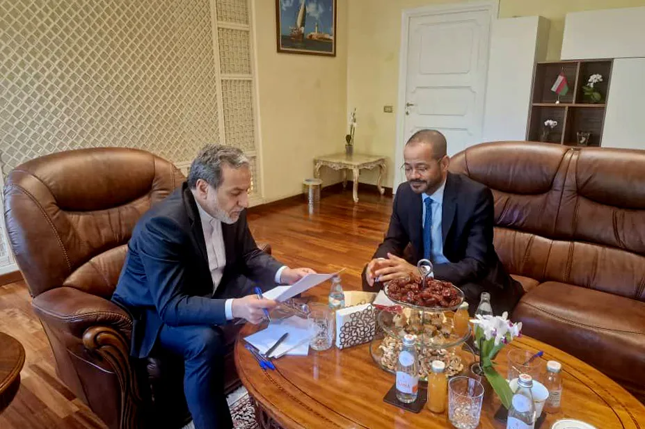 عباس عراقچی، وزیر امور خارجه ایران (چپ)، در حال ملاقات با بدر آلبوسعیدی، وزیر امور خارجه عمان، به عنوان بخشی از مذاکرات هسته‌ای بین ایران و ایالات متحده در رم، ایتالیا، در این عکس که توسط وزارت امور خارجه ایران در تاریخ ۲۳ می منتشر شده است.